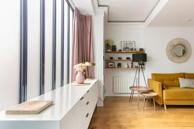 Coin salon dans l'établissement Appartement rénové une chambre avec espace de travail