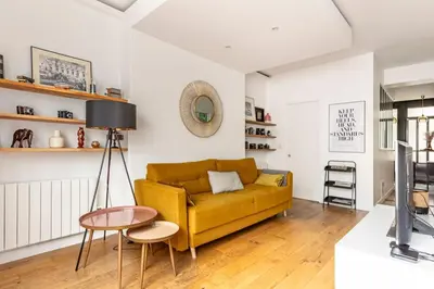 Coin salon dans l'établissement Appartement rénové une chambre avec espace de travail