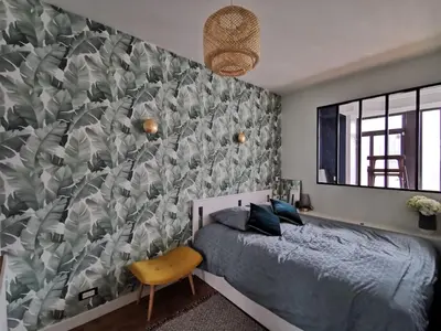 Un ou plusieurs lits dans un hébergement de l'établissement Appartement rénové une chambre avec espace de travail