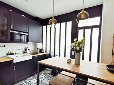 Cuisine ou kitchenette dans l'établissement Appartement rénové une chambre avec espace de travail