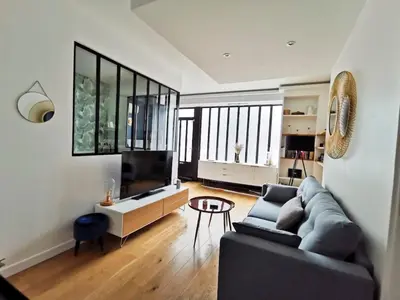 Télévision ou salle de divertissement dans l'établissement Appartement rénové une chambre avec espace de travail