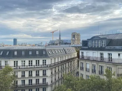 Vue générale sur Paris ou vue de la ville depuis l'appartement