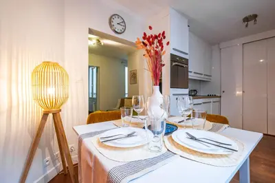 Cuisine ou kitchenette dans l'établissement Charming Apartment in heart of Paris