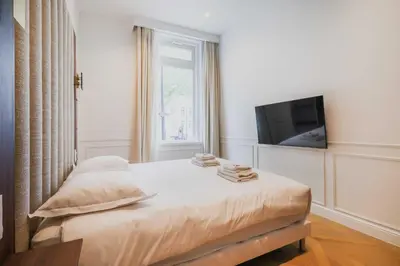 Un ou plusieurs lits dans un hébergement de l'établissement Charming flat - 2BR- 6P - Arc de Triomphe