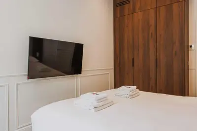 Télévision ou salle de divertissement dans l'établissement Charming flat - 2BR- 6P - Arc de Triomphe