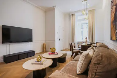 Télévision ou salle de divertissement dans l'établissement Charming flat - 2BR- 6P - Arc de Triomphe