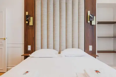 Un ou plusieurs lits dans un hébergement de l'établissement Charming flat - 2BR- 6P - Arc de Triomphe