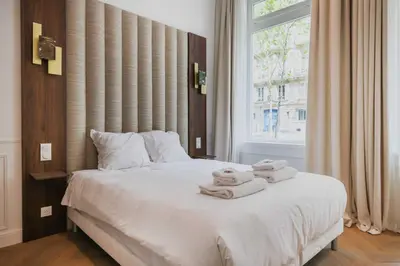Un ou plusieurs lits dans un hébergement de l'établissement Cosy flat - 1BR- 4P - Arc de Triomphe