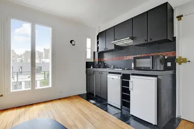Cuisine ou kitchenette dans l'établissement Pick A Flat's Apartment in Ternes - Arc de Triomphe