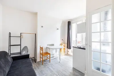Coin salon dans l'établissement GuestReady - Studio Lumineux et Charmant pour Deux