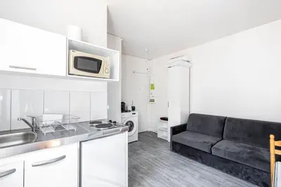 Cuisine ou kitchenette dans l'établissement GuestReady - Studio Lumineux et Charmant pour Deux