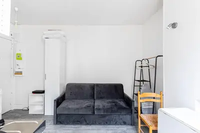 Coin salon dans l'établissement GuestReady - Studio Lumineux et Charmant pour Deux