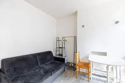 Coin salon dans l'établissement GuestReady - Studio Lumineux et Charmant pour Deux