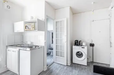 Cuisine ou kitchenette dans l'établissement GuestReady - Studio Lumineux et Charmant pour Deux