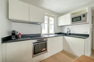 Cuisine ou kitchenette dans l'établissement Flexliving - whole flat - Beauregard