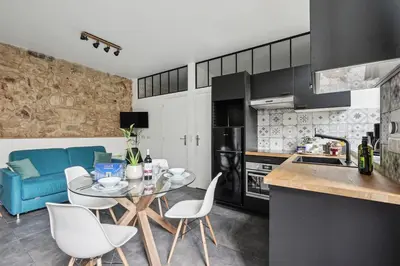 Cuisine ou kitchenette dans l'établissement Lavie Maison I Marais & Historic & Central