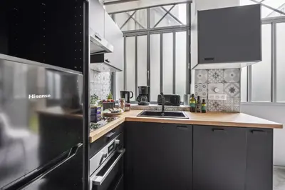 Cuisine ou kitchenette dans l'établissement Lavie Maison I Marais & Historic & Central