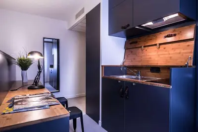 Cuisine ou kitchenette dans l'établissement Best Western Plus Suitcase Paris La Défense