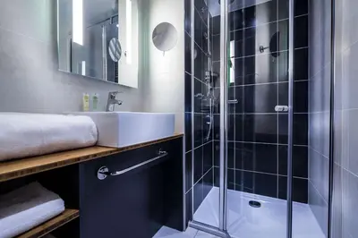 Salle de bains dans l'établissement Best Western Plus Suitcase Paris La Défense
