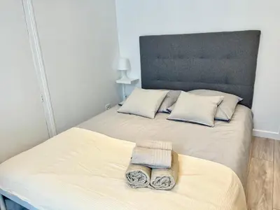 Un ou plusieurs lits dans un hébergement de l'établissement Petit appartement agréable au cœur du 11e arrondissement