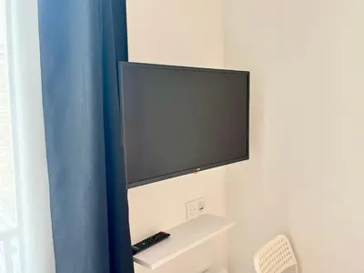 Télévision ou salle de divertissement dans l'établissement Petit appartement agréable au cœur du 11e arrondissement