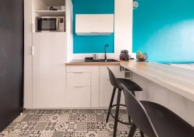Cuisine ou kitchenette dans l'établissement Cocon design et cosy à La Défense, vue imprenable sur Paris