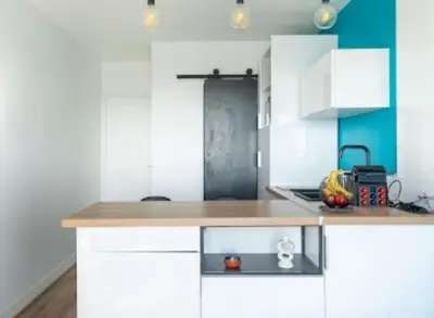 Cuisine ou kitchenette dans l'établissement Cocon design et cosy à La Défense, vue imprenable sur Paris