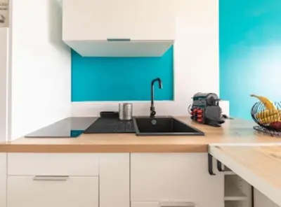 Cuisine ou kitchenette dans l'établissement Cocon design et cosy à La Défense, vue imprenable sur Paris