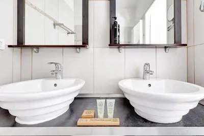 Salle de bains dans l'établissement Bluestay 239 - Superbe appartement à Pigalle