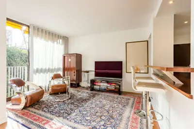 Télévision ou salle de divertissement dans l'établissement Calme dans la verdure Paris 16e