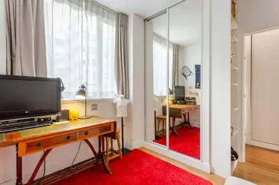 Télévision ou salle de divertissement dans l'établissement Calme dans la verdure Paris 16e
