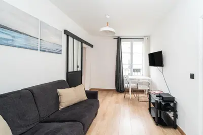 Télévision ou salle de divertissement dans l'établissement Charmant 2 pièces à 2 pas du Marais