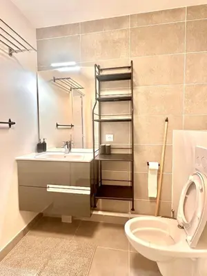 Salle de bains dans l'établissement Home in Poniatowski near Vincennes Forest