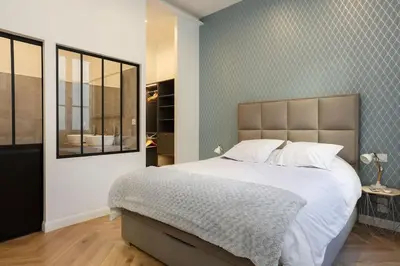 Un ou plusieurs lits dans un hébergement de l'établissement Renovated spacious Parisian apt near la Madeleine