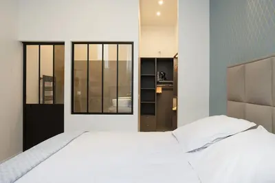 Un ou plusieurs lits dans un hébergement de l'établissement Renovated spacious Parisian apt near la Madeleine