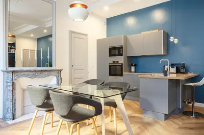 Cuisine ou kitchenette dans l'établissement Renovated spacious Parisian apt near la Madeleine