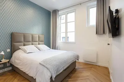 Un ou plusieurs lits dans un hébergement de l'établissement Renovated spacious Parisian apt near la Madeleine