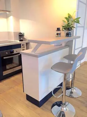 Cuisine ou kitchenette dans l'établissement Newly renovated spacious apartment in Montorgeuil area