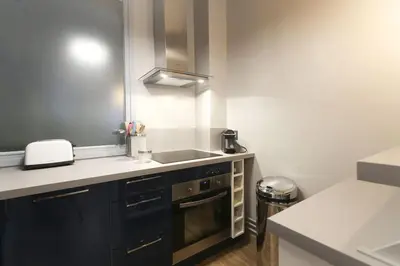 Cuisine ou kitchenette dans l'établissement Newly renovated spacious apartment in Montorgeuil area