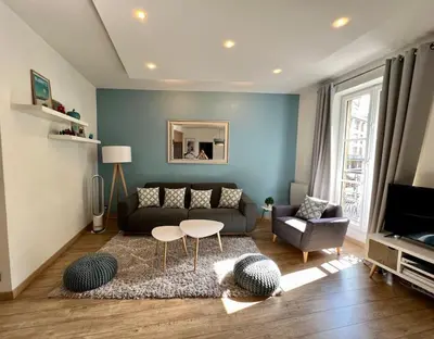 Coin salon dans l'établissement Newly renovated spacious apartment in Montorgeuil area