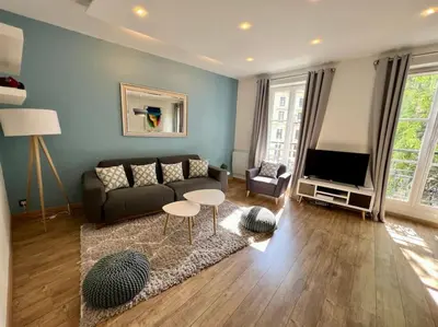 Télévision ou salle de divertissement dans l'établissement Newly renovated spacious apartment in Montorgeuil area