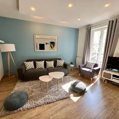 Newly renovated spacious apartment in Montorgeuil area