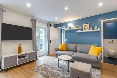 Coin salon dans l'établissement Renovated apartment close to Opera