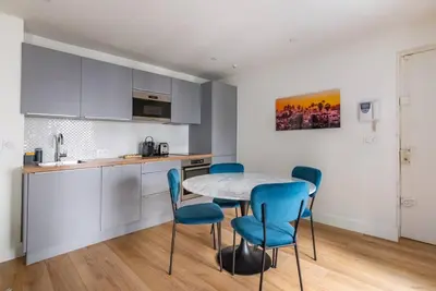 Cuisine ou kitchenette dans l'établissement Renovated apartment close to Opera
