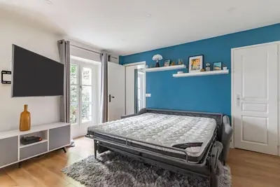 Télévision ou salle de divertissement dans l'établissement Renovated apartment close to Opera