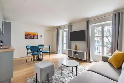 Télévision ou salle de divertissement dans l'établissement Renovated apartment close to Opera