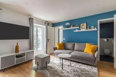 Coin salon dans l'établissement Renovated apartment close to Opera