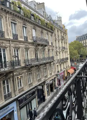 Vue générale sur Paris ou vue de la ville depuis l'appartement