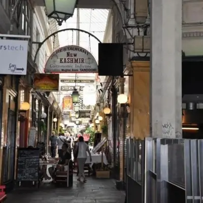 Restaurant ou autre lieu de restauration dans l'établissement Duplex au Sentier secret au cœur de Paris