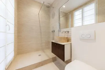 Salle de bains dans l'établissement Luxury 3 Bedrooms - 3 Bathrooms - AC - Montmartre - Opéra